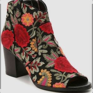 Crown Vintage Floral Embroidered Heeled Boots